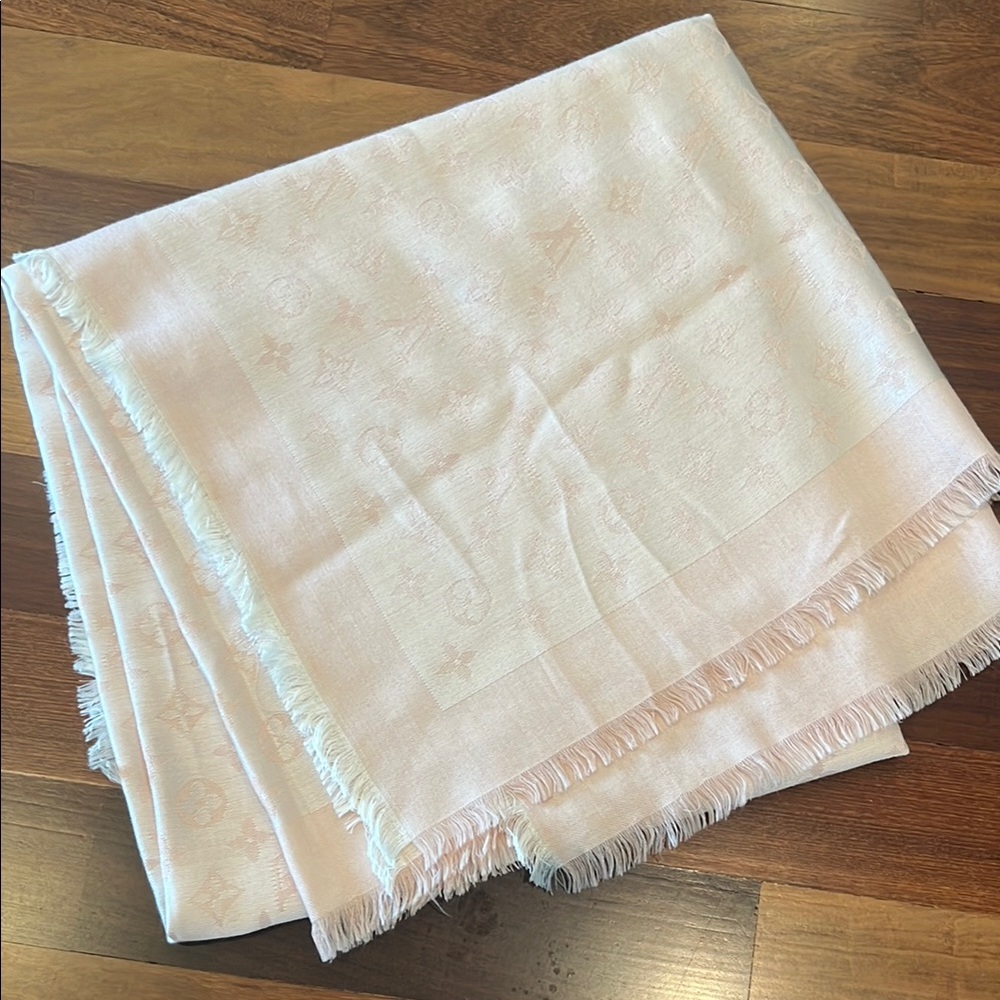 Louis Vuitton Elegant light pink Fringed Scarf